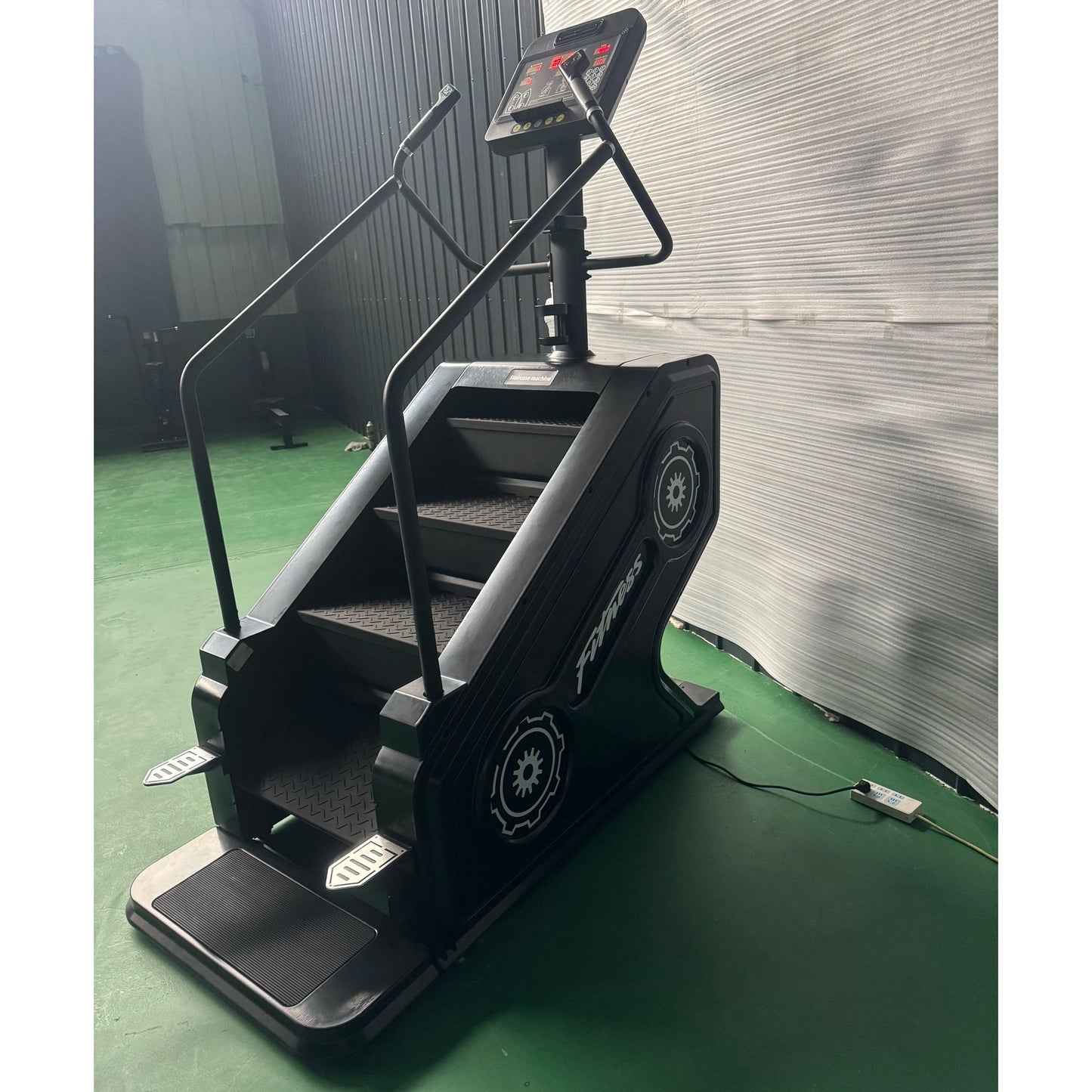 Versatile Commercial Stepper Machine with Heart Rate Sensor Heart Rate Monitoring and Emergency Stop for Safety